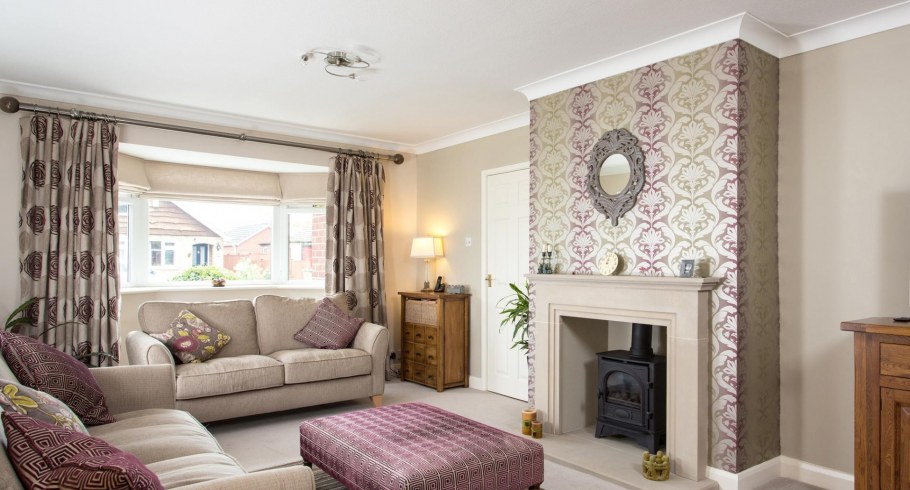 Комбинированные обои для гостиной в бежевых тонах