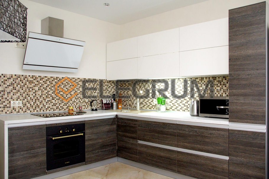 Угловая кухня под дерево