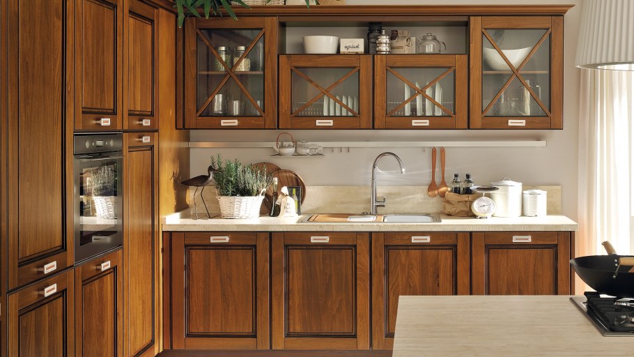 Кухонный гарнитур с деревянными фасадами