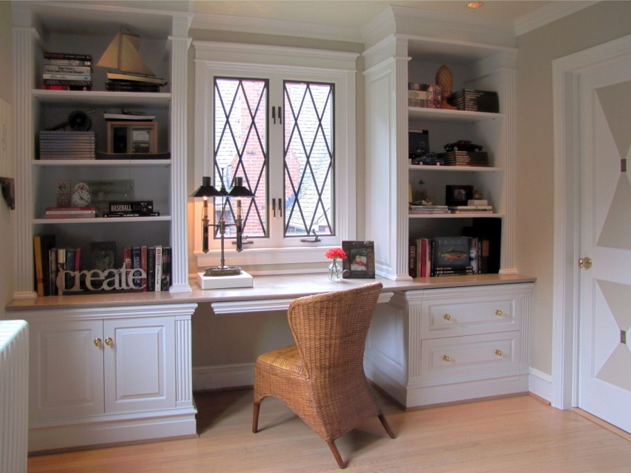 Книжные шкафы возле окна