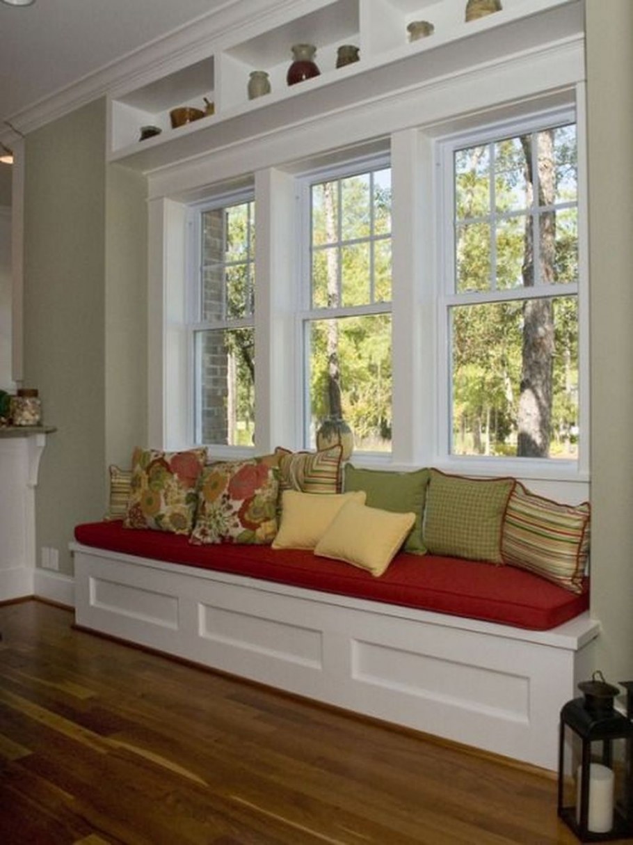 Диван под окном