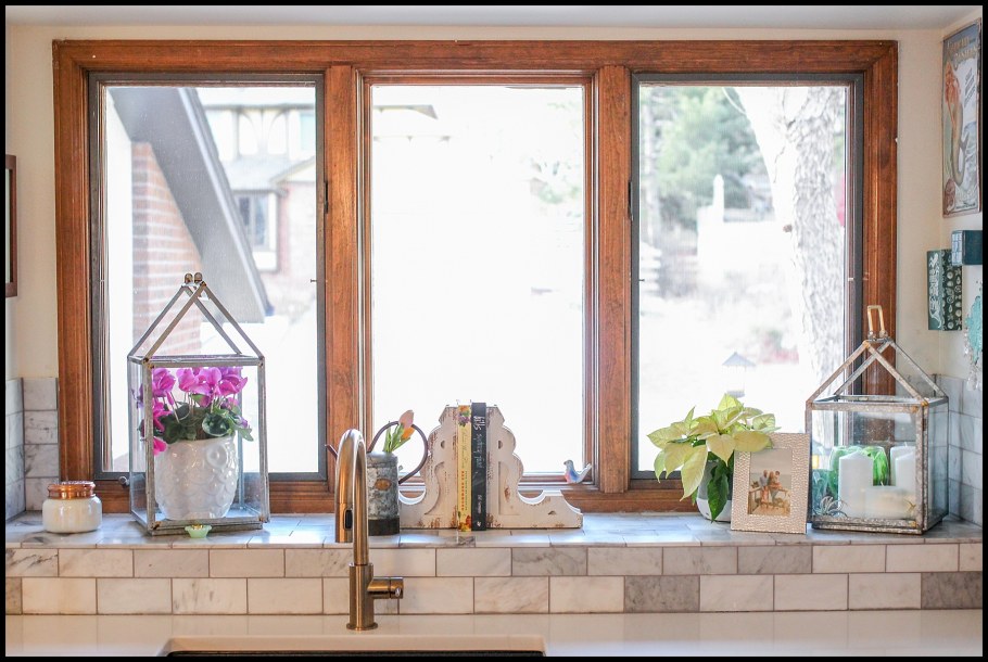 Украшение подоконника в частном доме