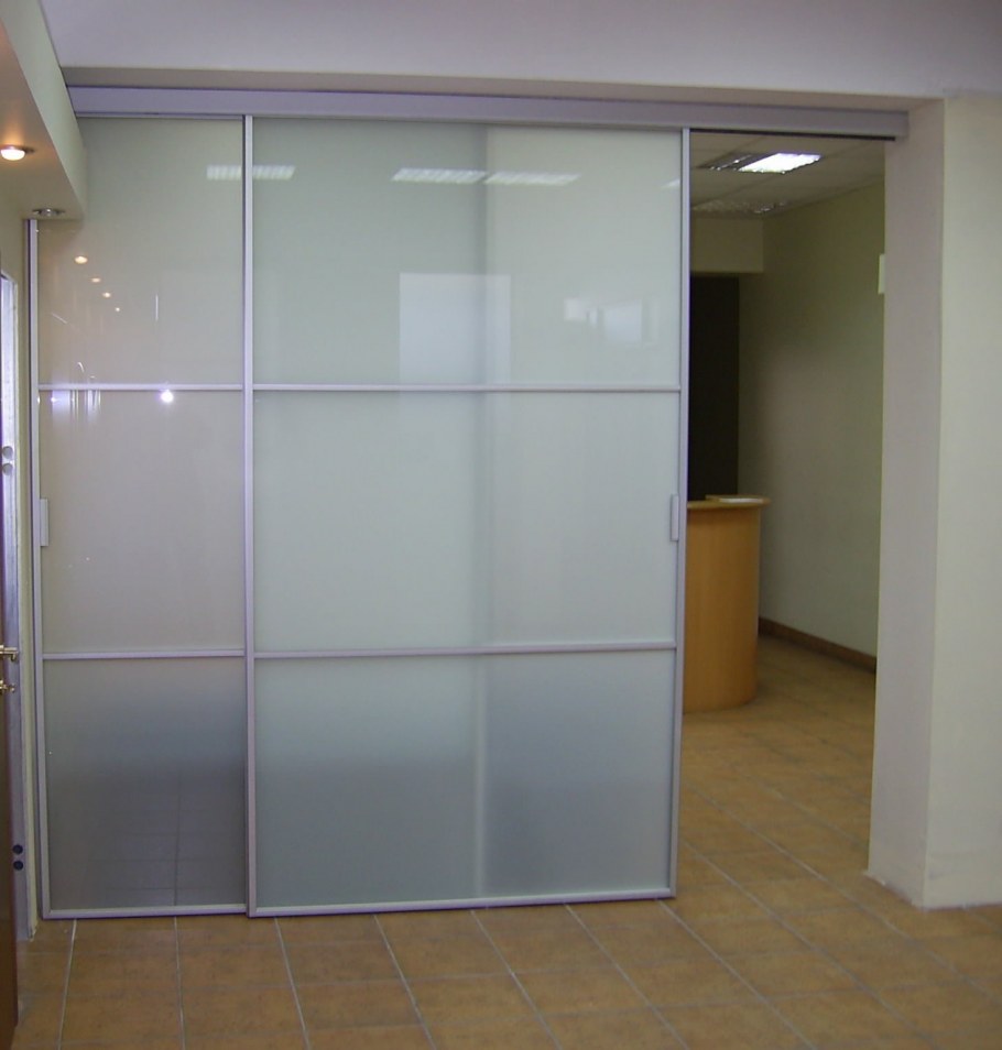 Входные цельностеклянные маятниковые двери двупольные