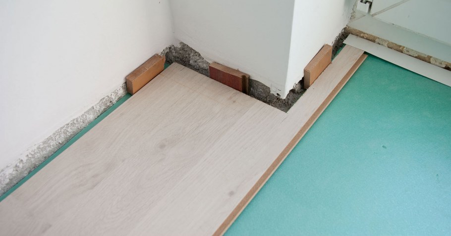 Стык между стеной и полом