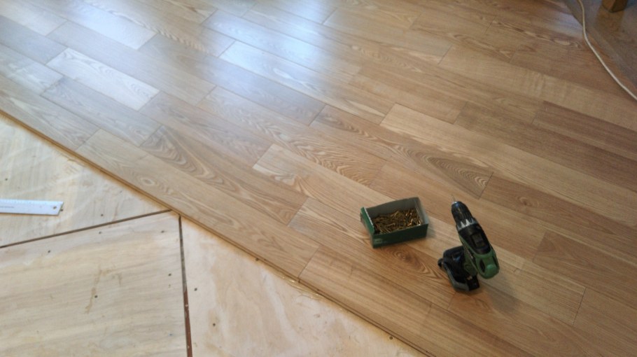 Укладка ламината на деревянный пол