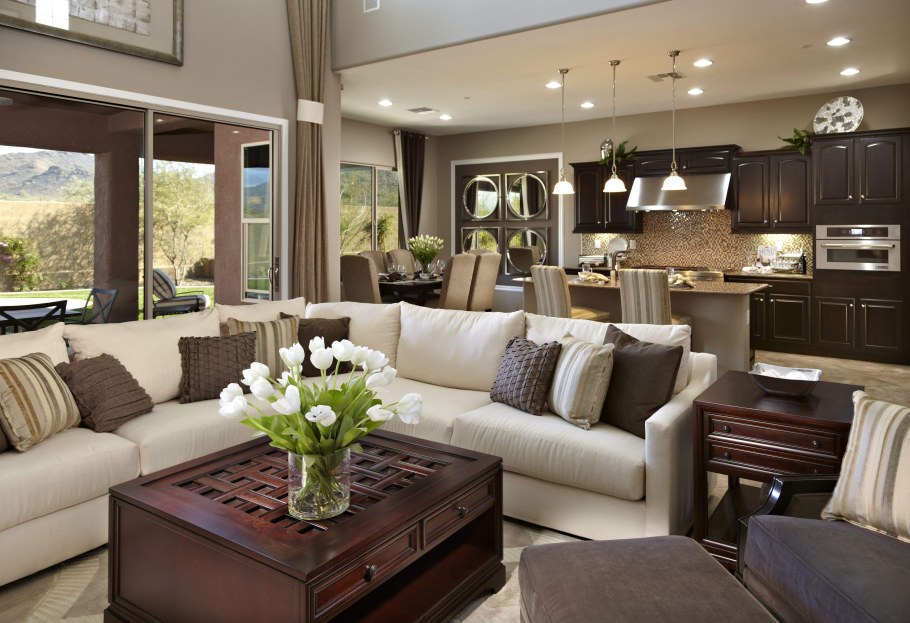 Кухня гостиная с большим диваном