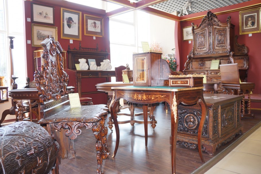 Кабинет с антикварной мебелью