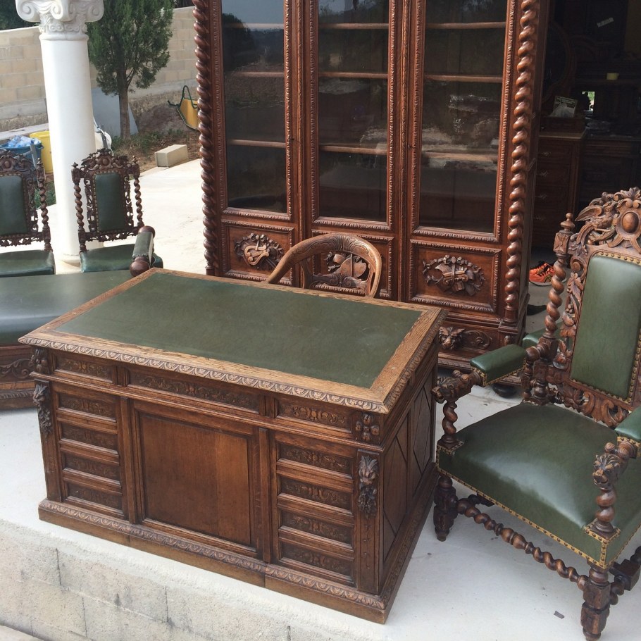 Старинная мебель из дерева