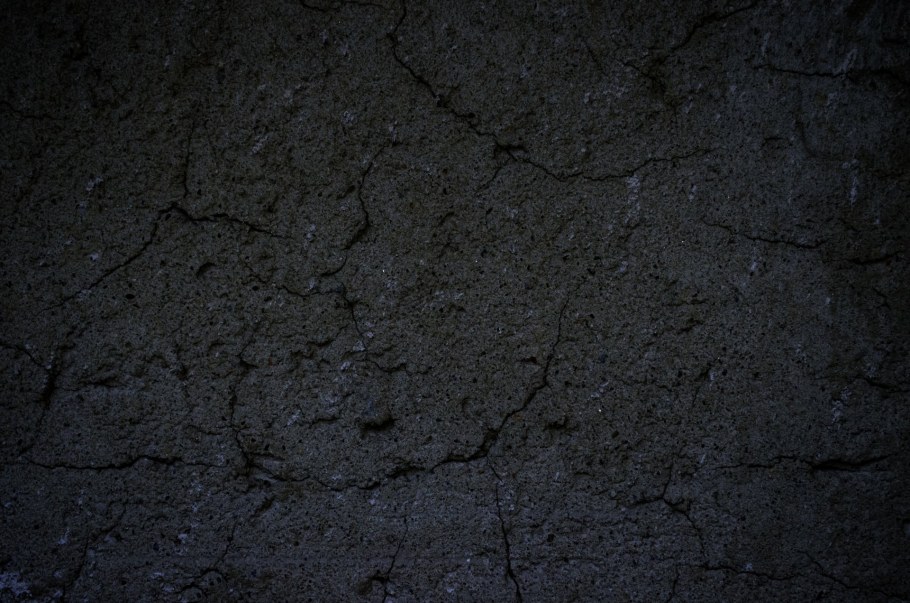 Черная каменная стена