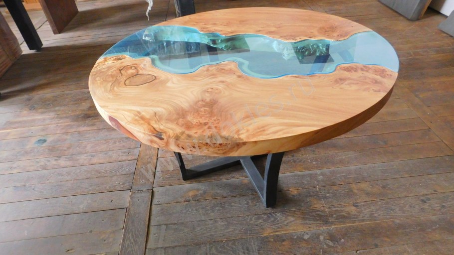 Журнальный столик из дерева и стекла