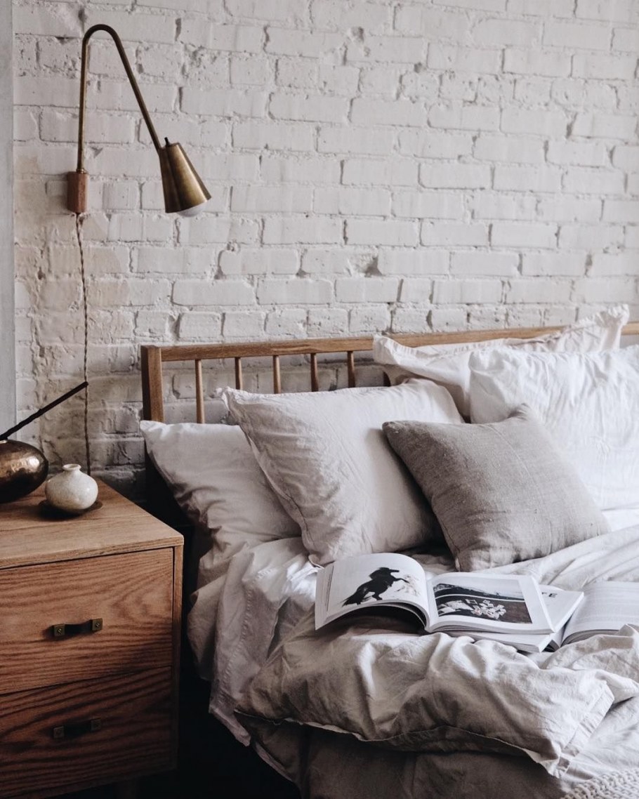 Кирпичная стена в спальне