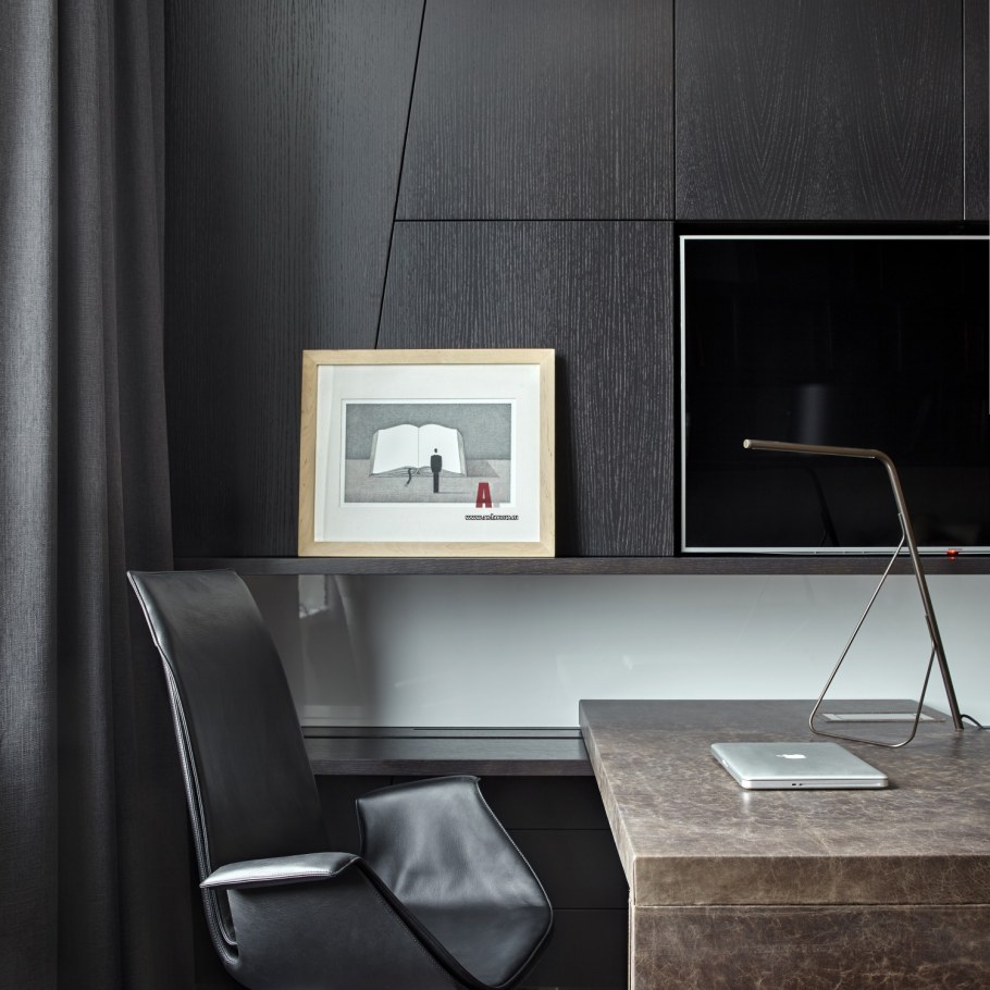 Интерьер кабинета в темных тонах