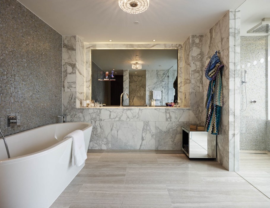 Ванная с мраморной плиткой