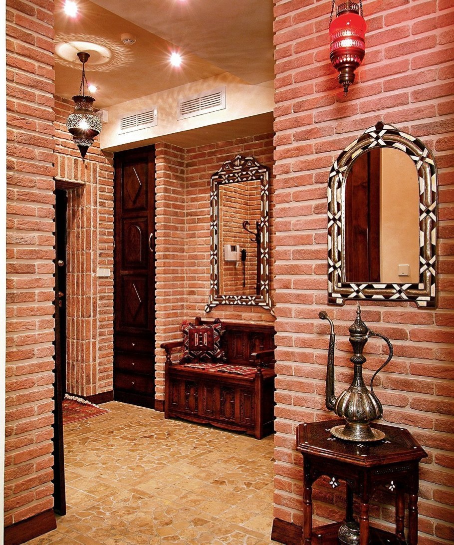 Прихожая из дерева и камня