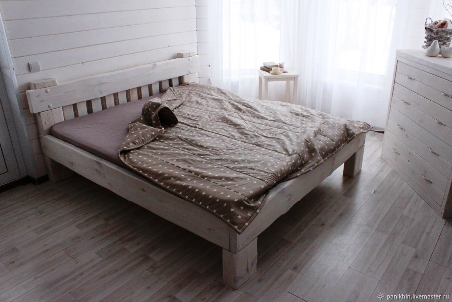 Винтажная кровать из дерева