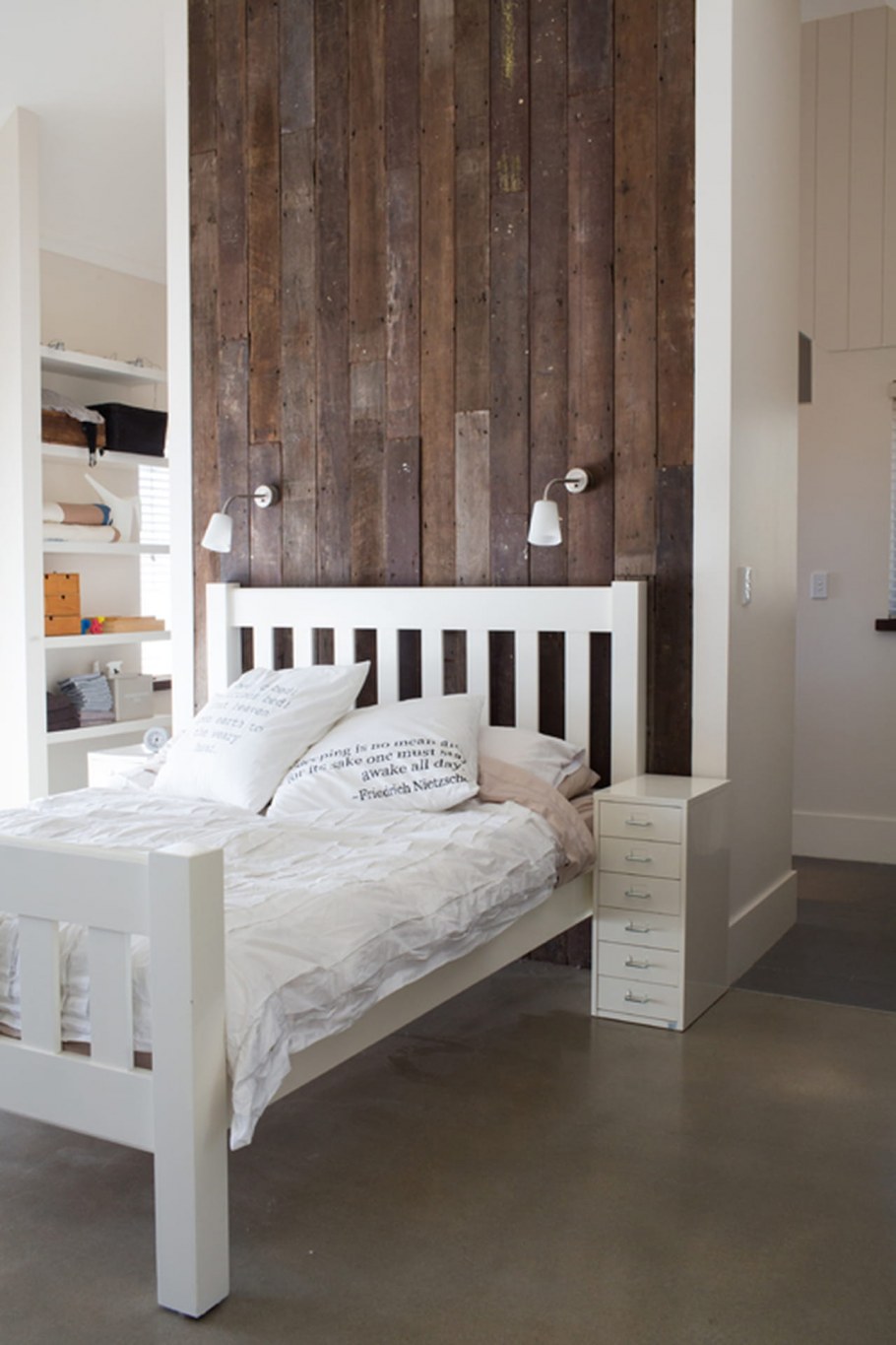 Кровать с деревянной стенкой