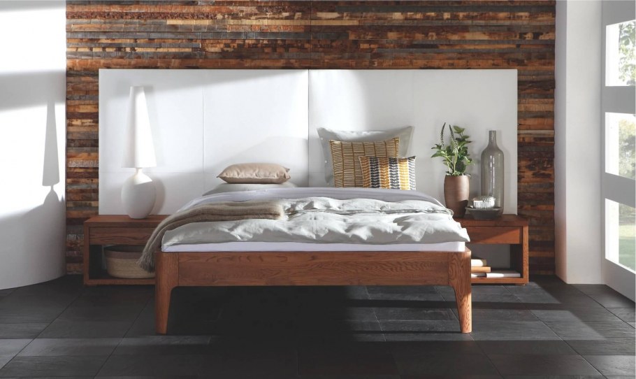Деревянная кровать в современном стиле