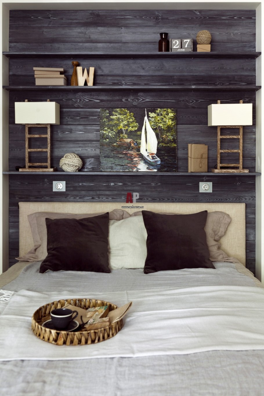 Деревянное изголовье с полками