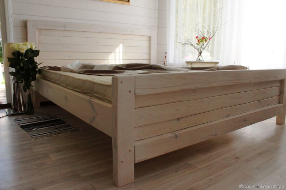 Деревянная кровать