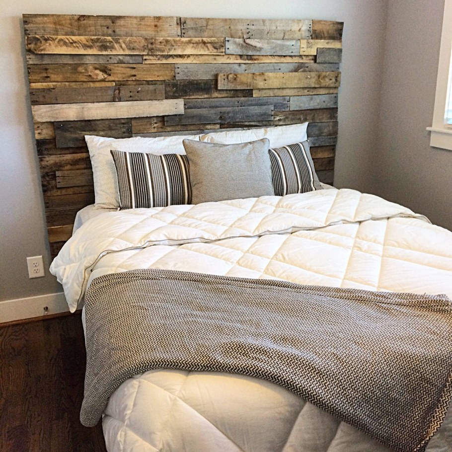 Изголовье кровати из паркета