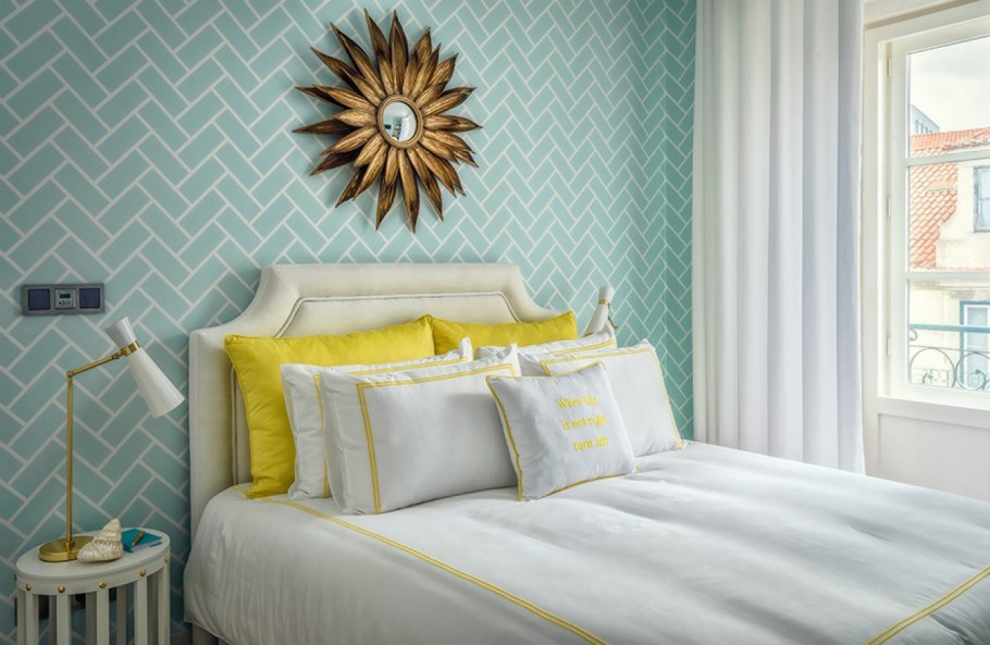 Спальня в пастельно желтых тонах