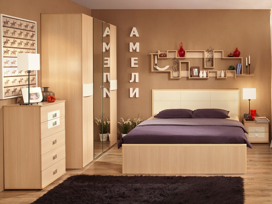 Шкаф в изголовье кровати в спальне