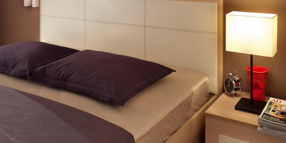 Кровать между шкафами в спальне