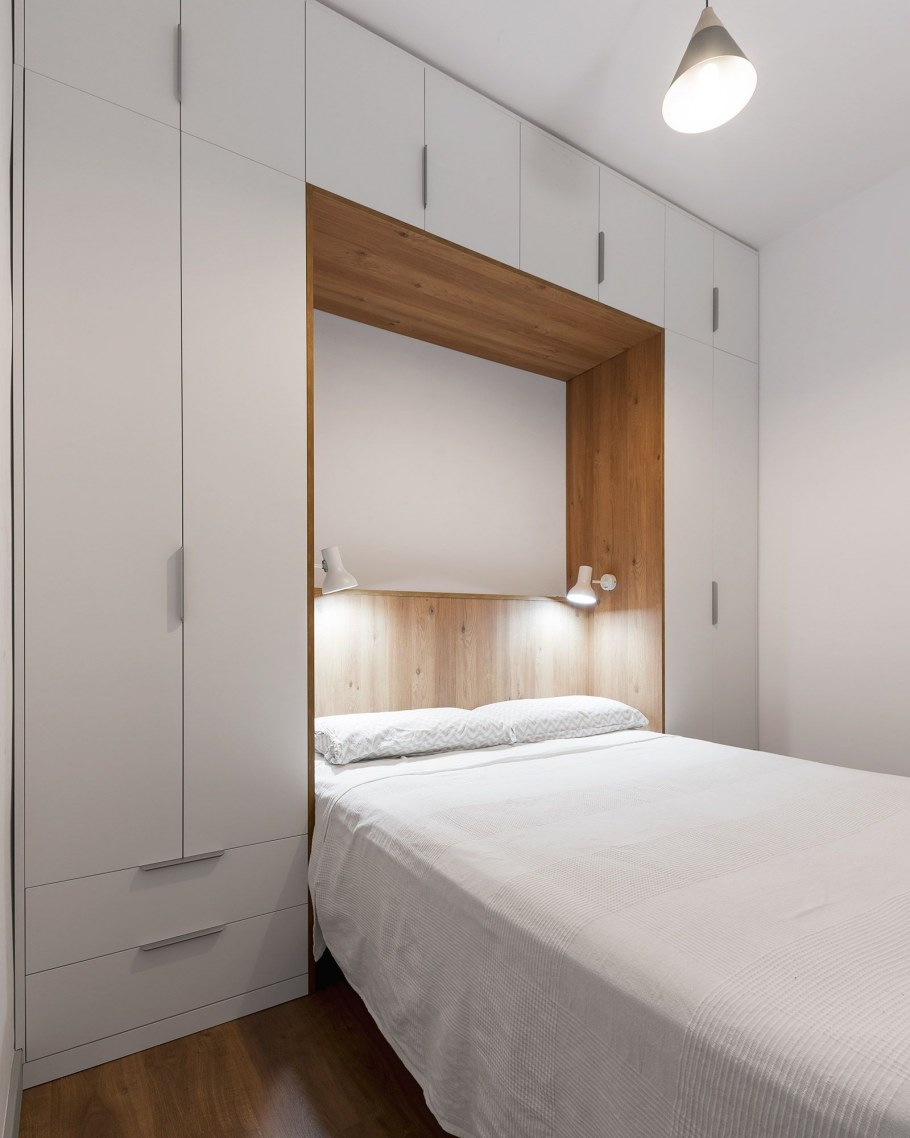 Шкаф в изголовье кровати в спальне