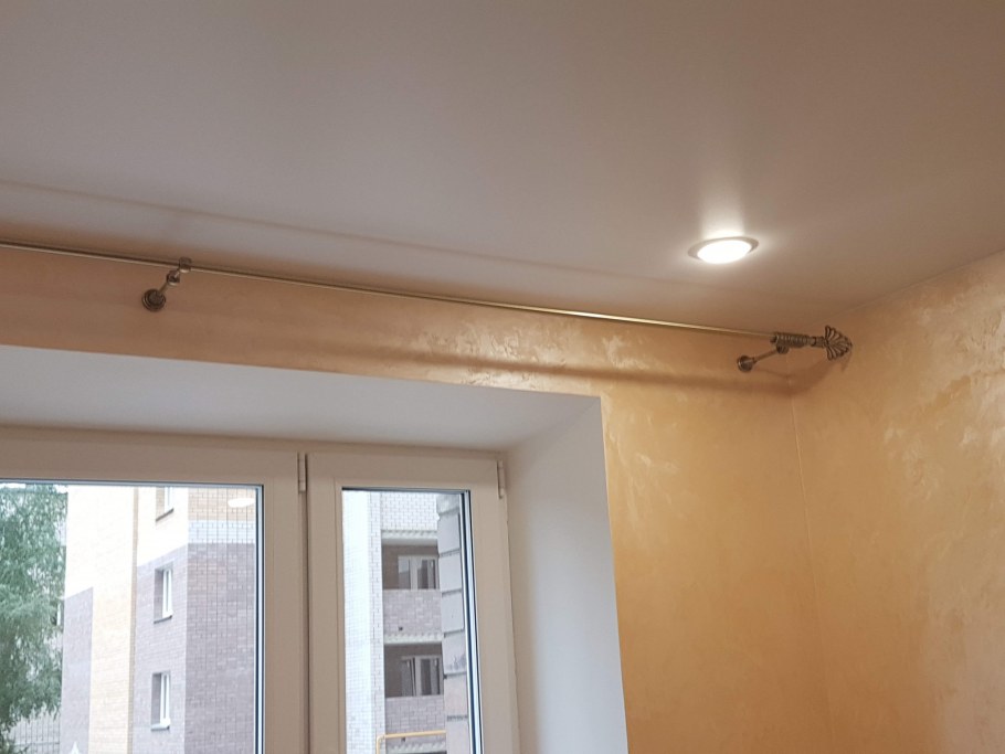 Карниз над окном