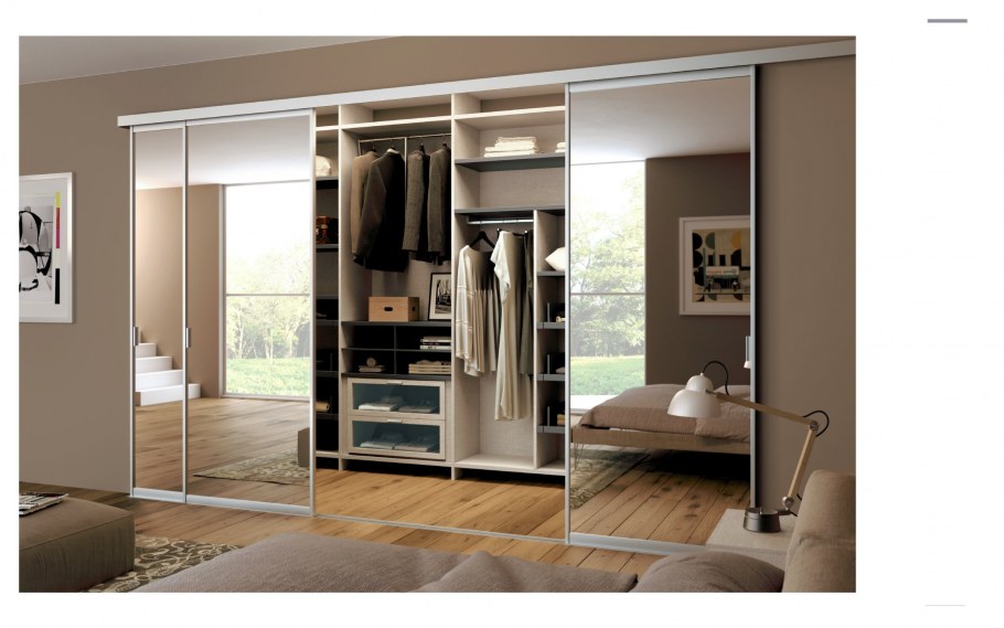 Гардеробная с раздвижными дверями