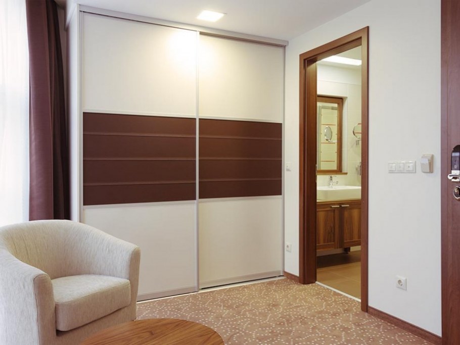 Гардеробная раздвижная стена