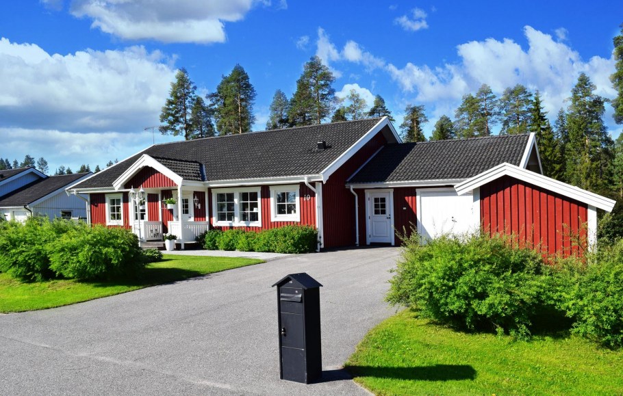 Яркие фасады домов