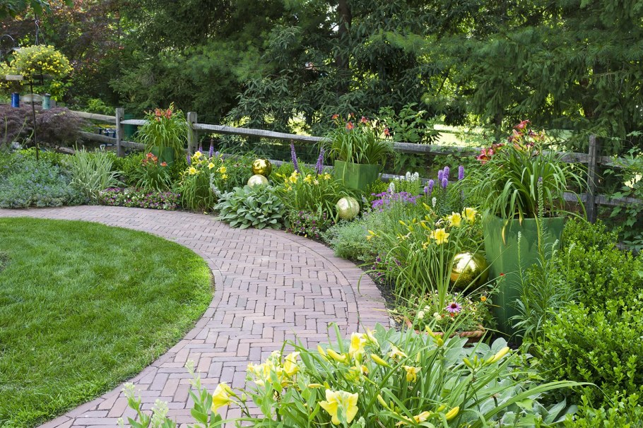 Миксбордер вокруг газона