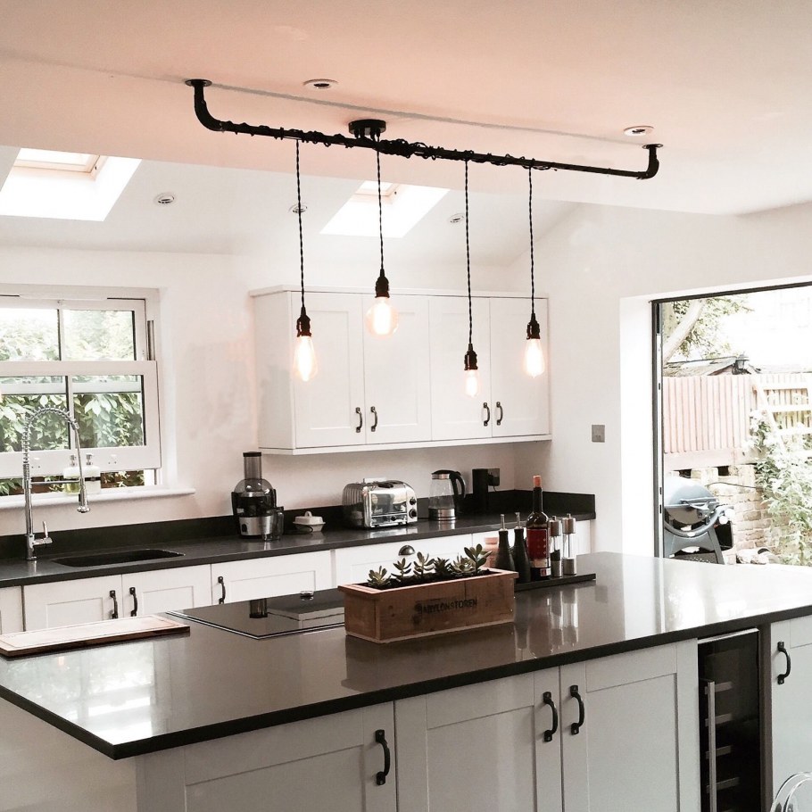 Светильники над кухонным гарнитуром