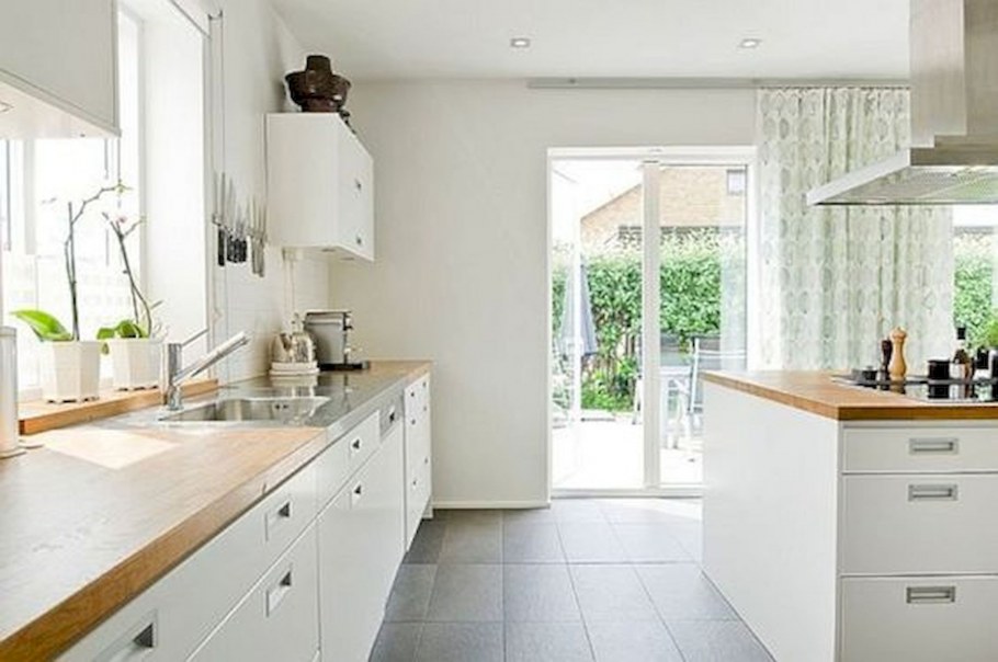 Маленькая кухня с французским окном