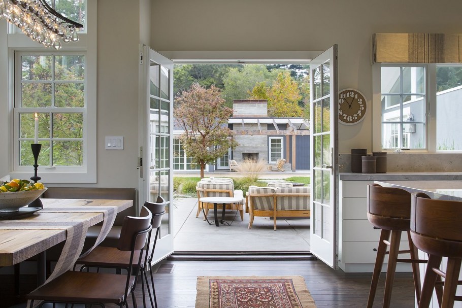 Кухня столовая с выходом на веранду