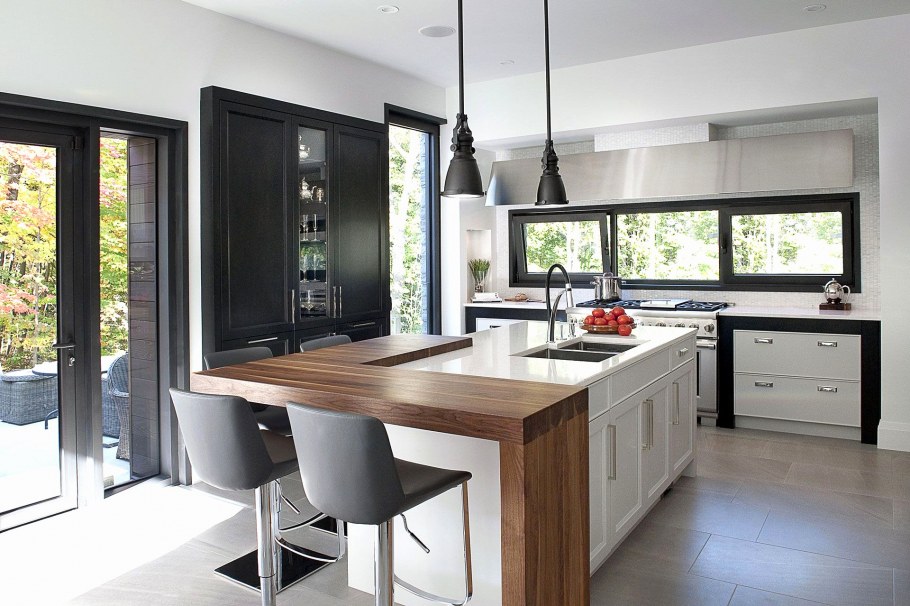 Современная кухня с окном