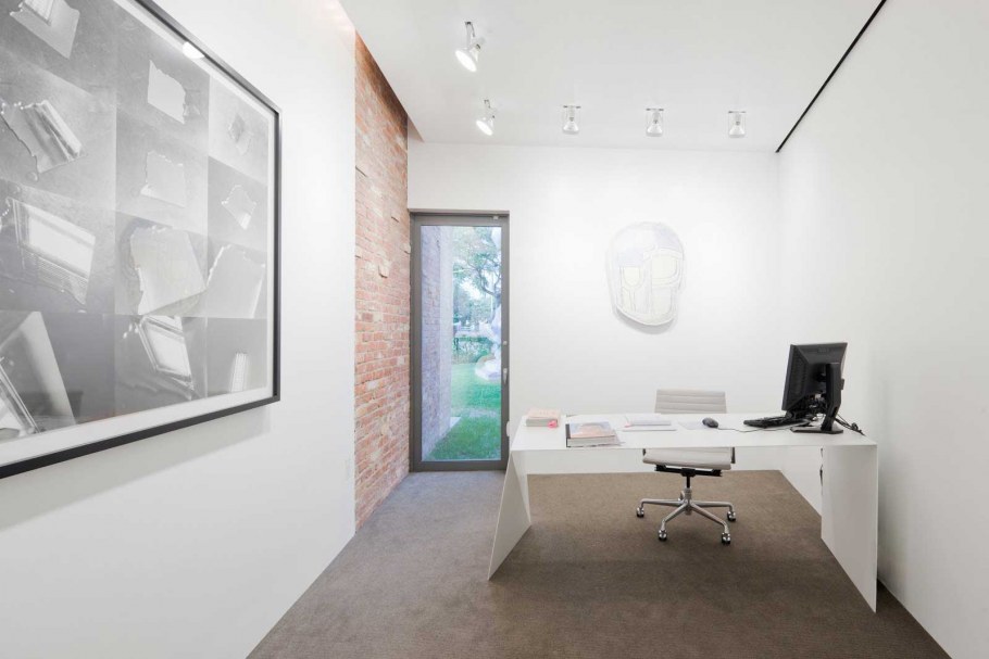 Офис с белыми стенами