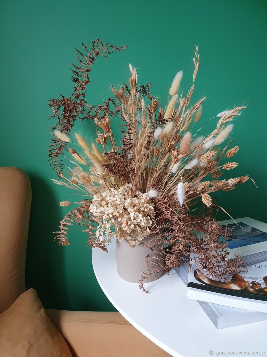 Сухоцветы в интерьере гостиной