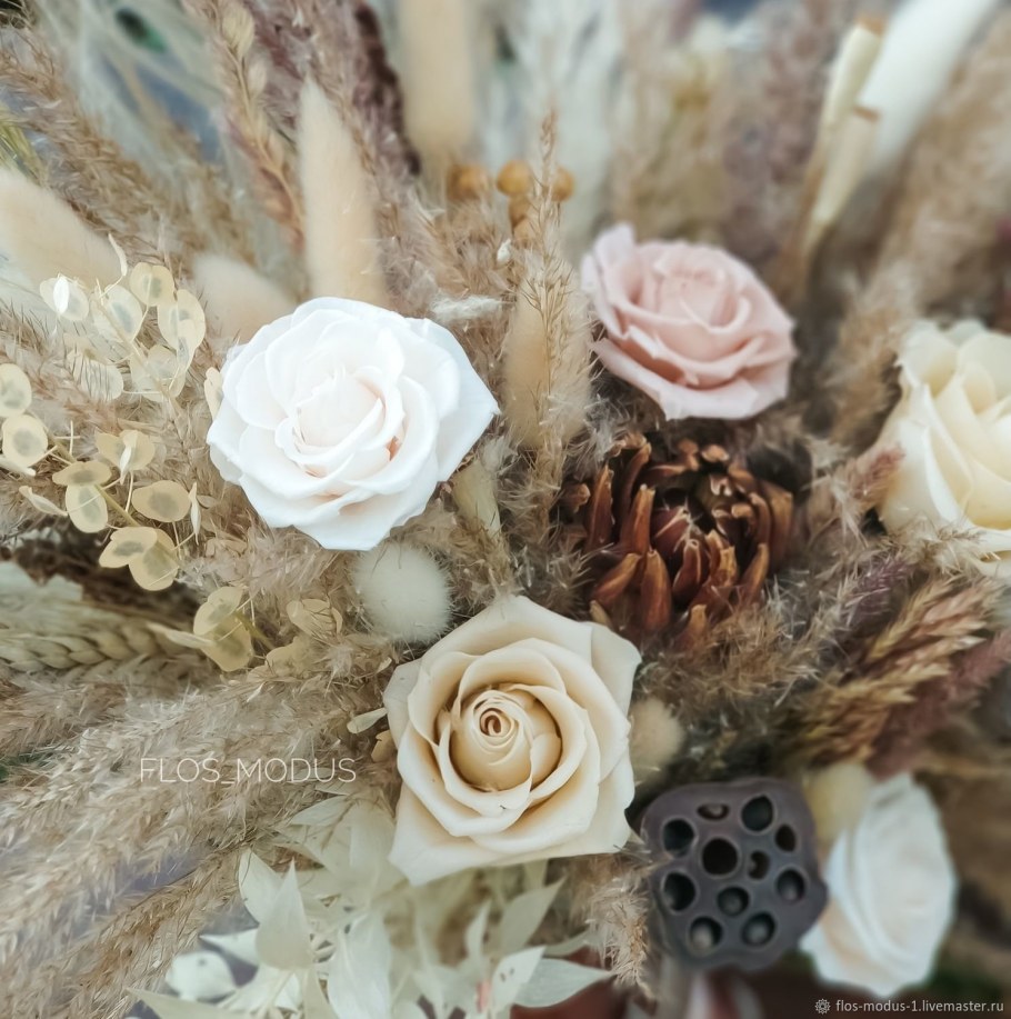 Белая пампасная трава сухоцвет