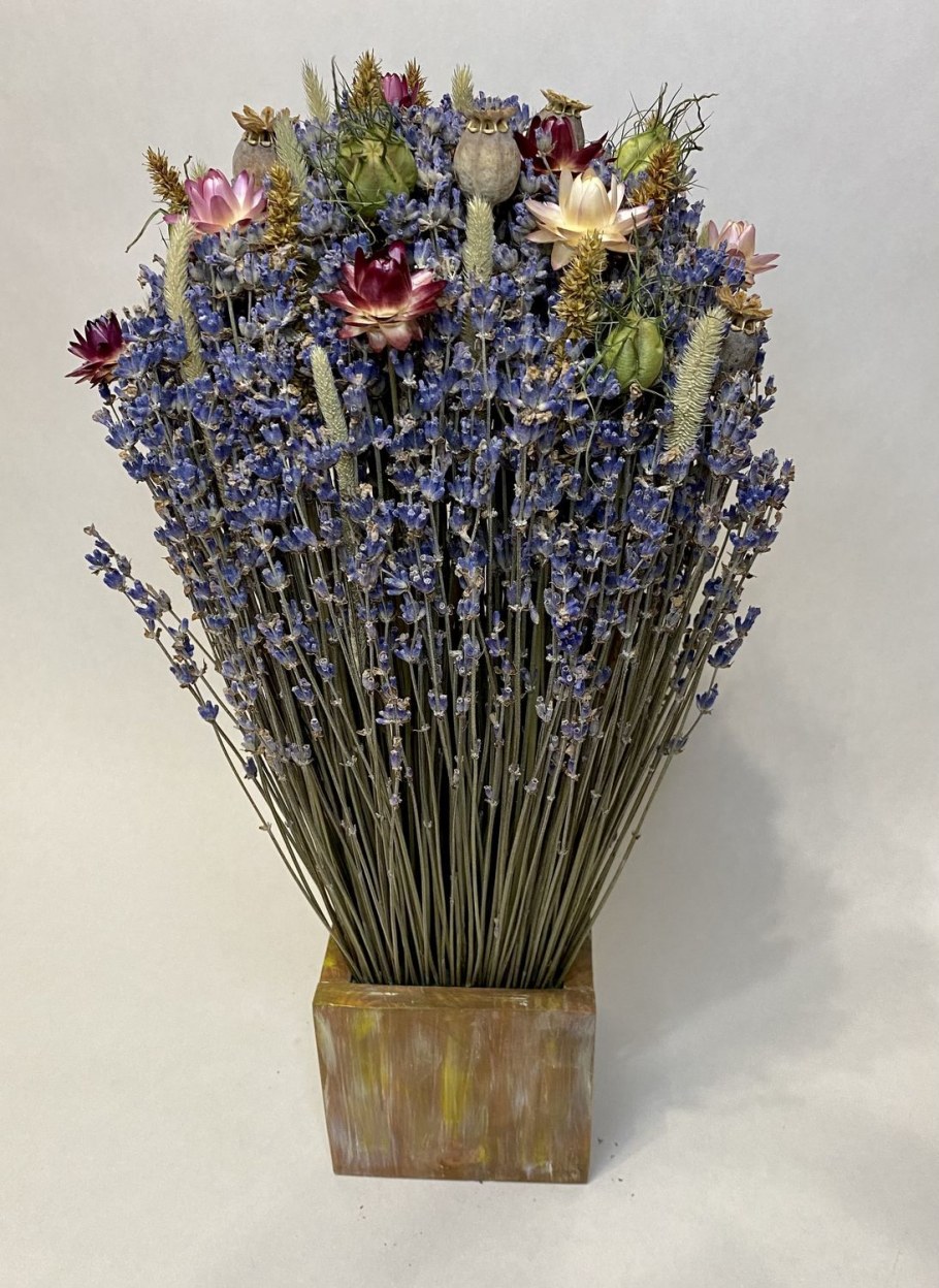 Композиция из сухоцветов в вазе