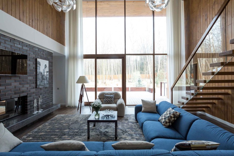 Гостиная с панорамными окнами в частном доме