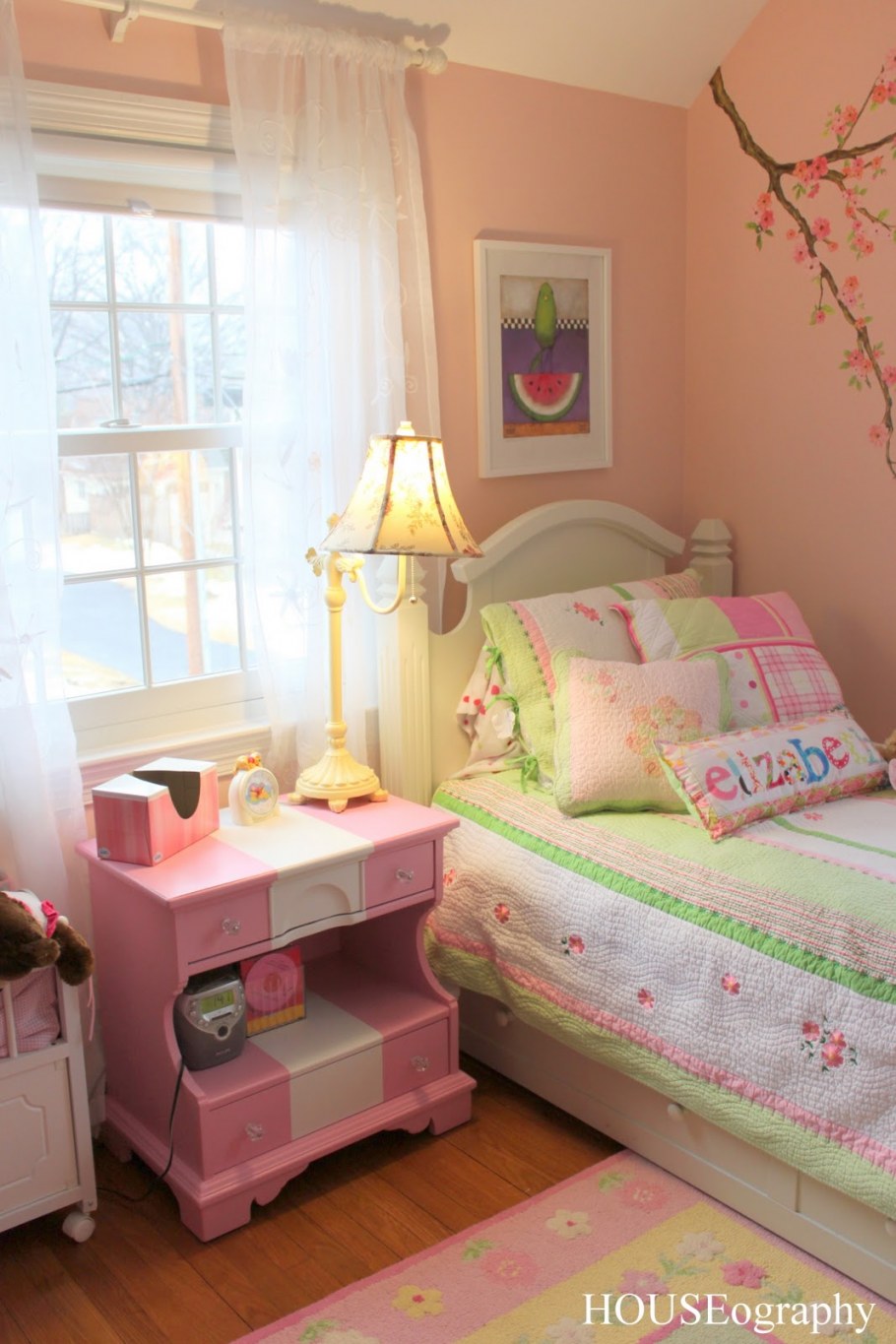 Обставить детскую комнату для девочки