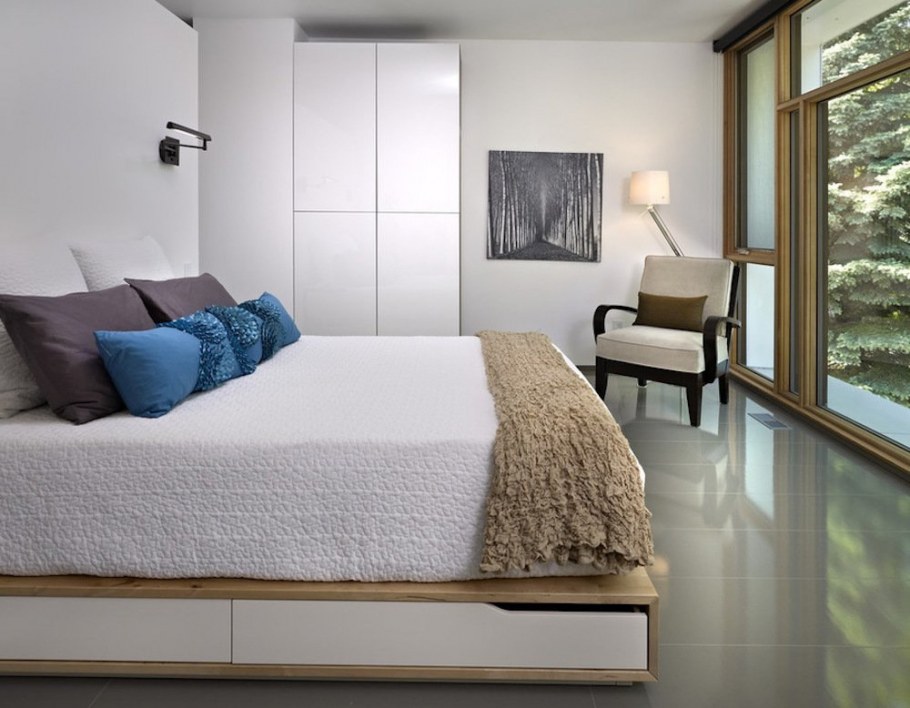 Спальня с большой кроватью