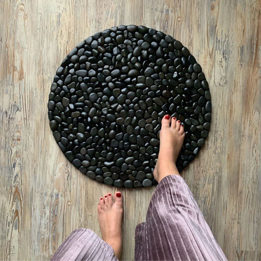 Черный круглый коврик в ванную комнату