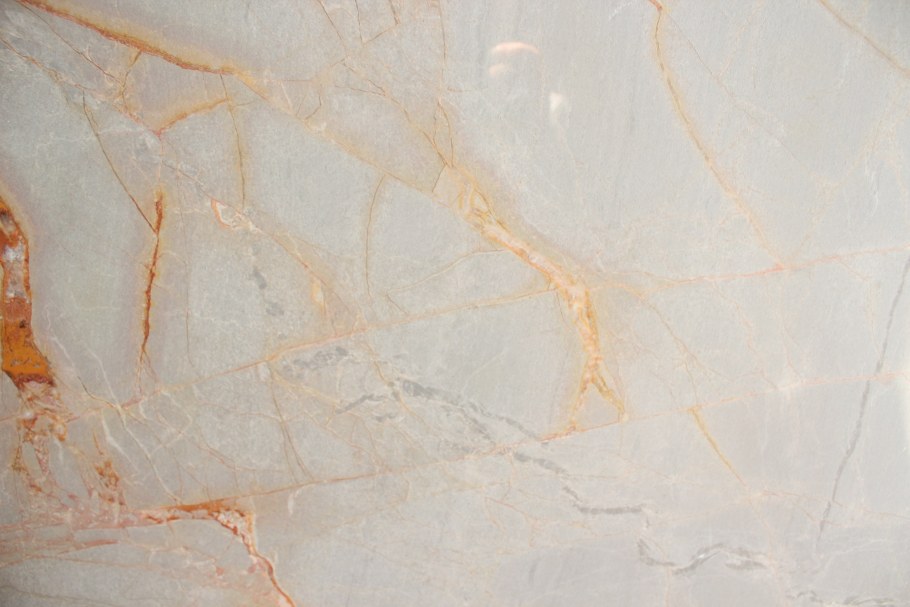 Плитка под мрамор с золотыми прожилками