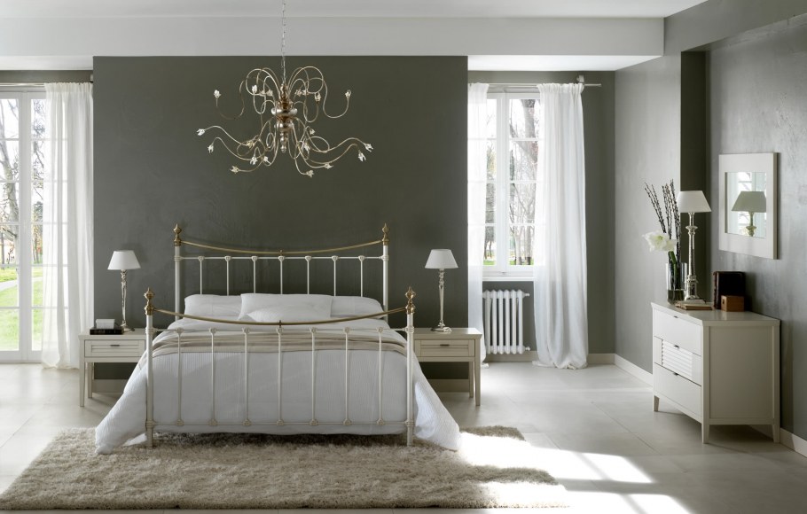 Спальня с белой металлической кроватью
