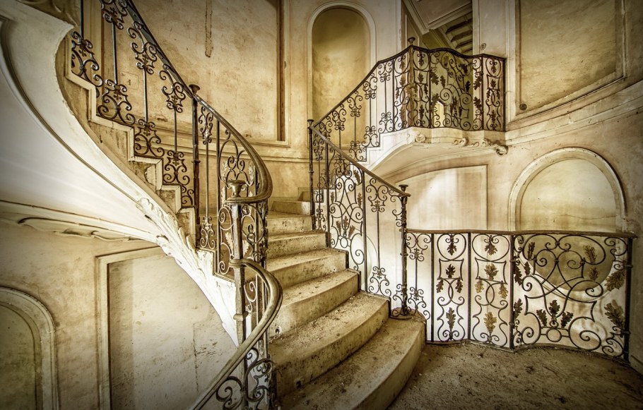 Обои на лестнице