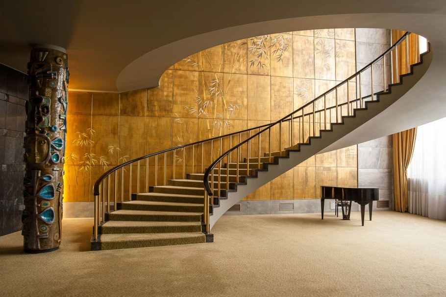 Открытая лестница внутри здания