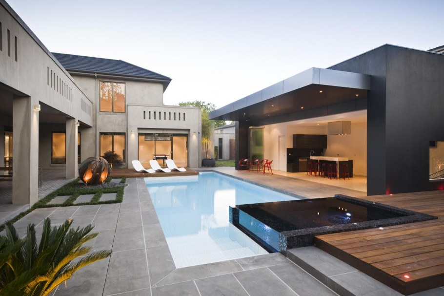 Современный дом с бассейном